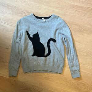 Charming Gray Sweater with Black Cat Design